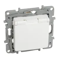 Legrand 764532 Niloé 2P-F csatlakozóaljzat fehér csapófedeles gyermekvédelemmel