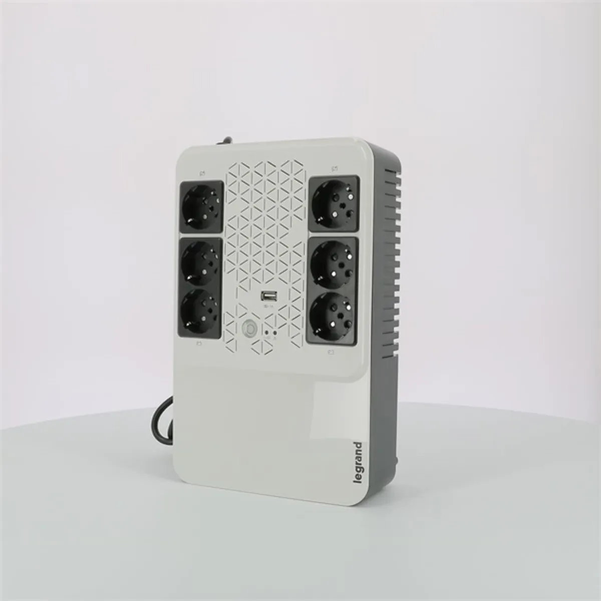 LEGRAND 310081 KEOR-M 600VA vonali-interaktív elosztósor 6x schuko USB always-on 1,3 m kábel #2